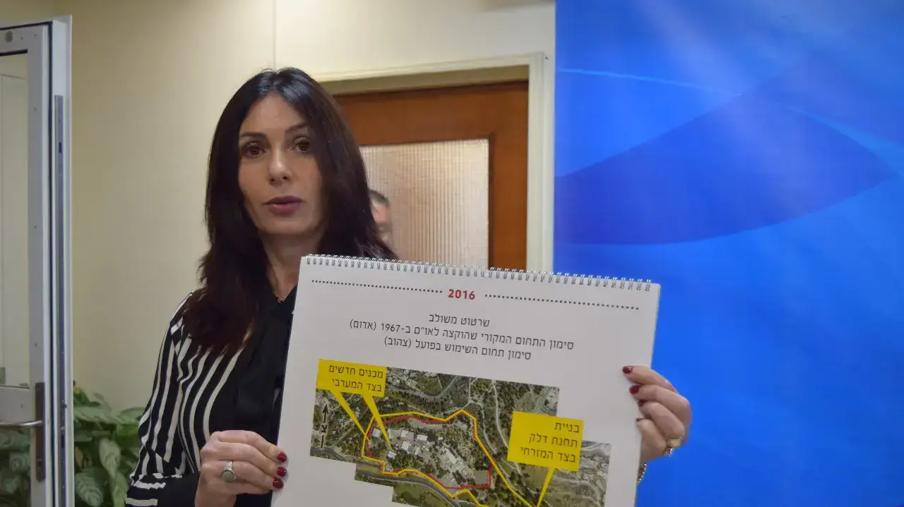רגב מציגה את חריגות הבנייה לכאורה של מטה האום בארמון הנציב 7 באפריל 2017