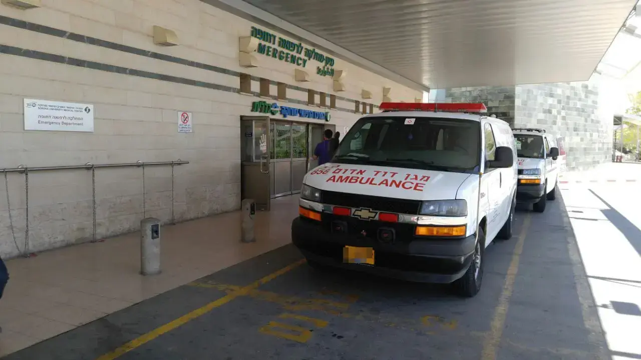 תאונה בכביש 227 בסמוך לכביש 90 מכיוון עיר אובות למעלה, בית החולים סורקה, 7 במאי 2017 תאונה בכביש 227 בסמוך לכביש 90 מכיוון עיר אובות למעלה, בית החולים סורקה, 7 במאי 2017