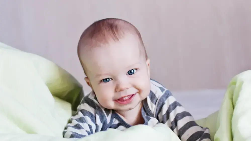 תינוק מחייך תינוק מחייך