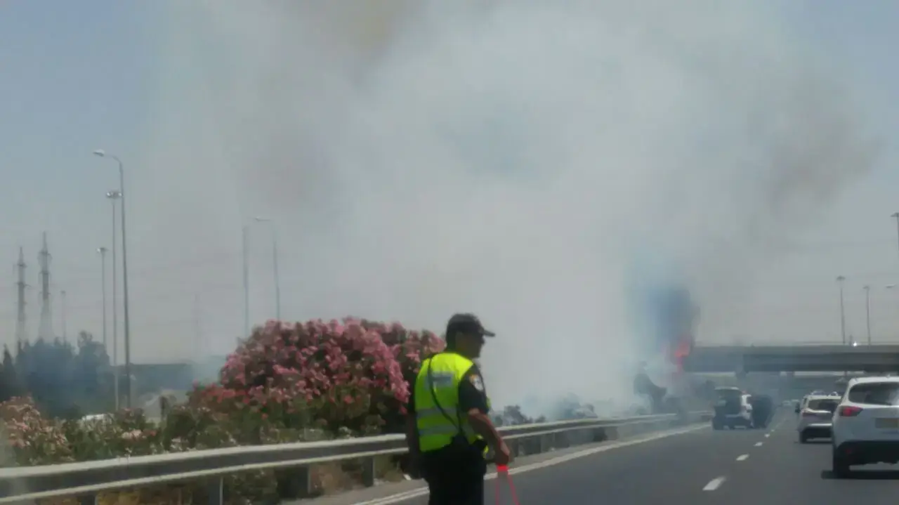 כביש 1 למזרח, נחסם לתנועה במחלף גנות בעקבות שריפת חורש עם השלכות לכביש 8 במאי 2017 כביש 1 למזרח, נחסם לתנועה במחלף גנות בעקבות שריפת חורש עם השלכות לכביש 8 במאי 2017