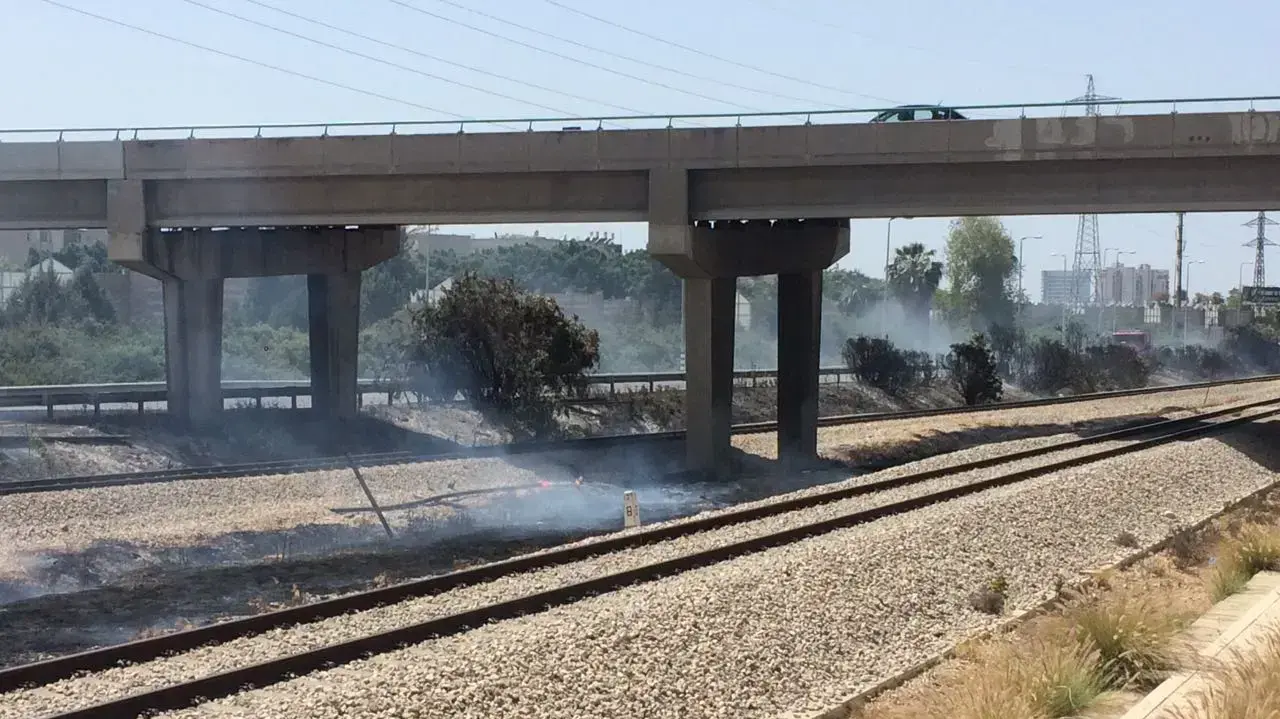 כביש 1 למזרח, נחסם לתנועה במחלף גנות בעקבות שריפת חורש עם השלכות לכביש 8 במאי 2017 כביש 1 למזרח, נחסם לתנועה במחלף גנות בעקבות שריפת חורש עם השלכות לכביש 8 במאי 2017