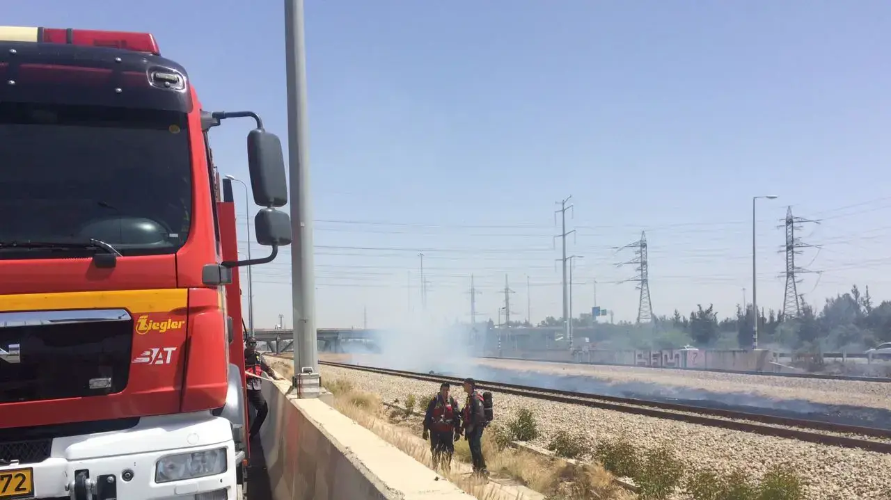 כביש 1 למזרח, נחסם לתנועה במחלף גנות בעקבות שריפת חורש עם השלכות לכביש 8 במאי 2017 כביש 1 למזרח, נחסם לתנועה במחלף גנות בעקבות שריפת חורש עם השלכות לכביש 8 במאי 2017