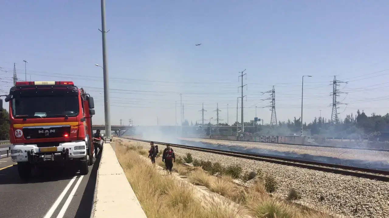 כביש 1 למזרח, נחסם לתנועה במחלף גנות בעקבות שריפת חורש עם השלכות לכביש 8 במאי 2017 כביש 1 למזרח, נחסם לתנועה במחלף גנות בעקבות שריפת חורש עם השלכות לכביש 8 במאי 2017