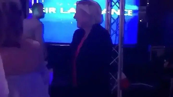 מרין לה פן רוקדת 8 במאי 2017 מרין לה פן רוקדת 8 במאי 2017
