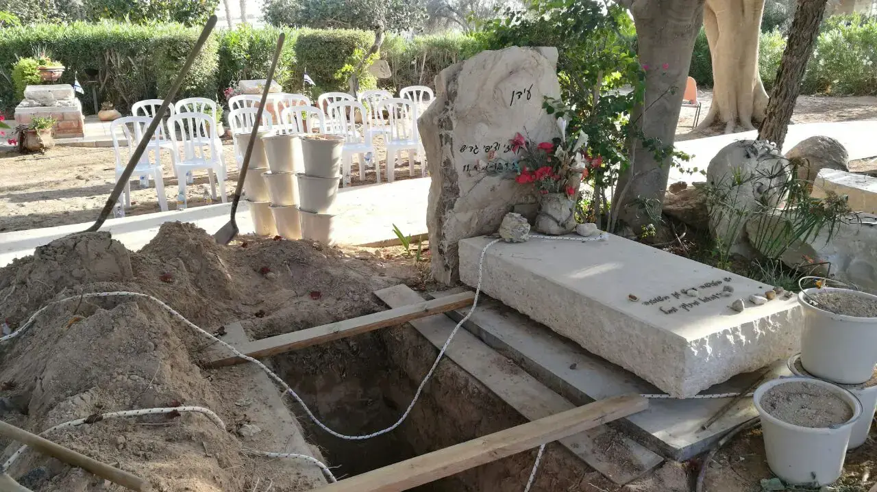 הלוייתו של עוזי גדיש שנהרג בתאונה אתמול, בבית העלמין בעין יהב 8 במאי 2017 הלוייתו של עוזי גדיש שנהרג בתאונה אתמול, בבית העלמין בעין יהב 8 במאי 2017