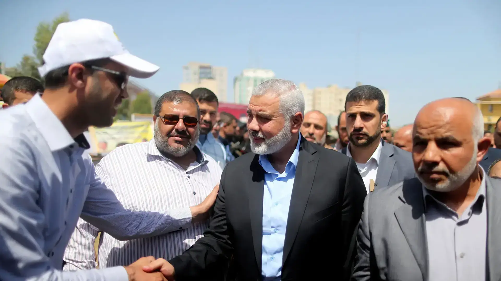 מנהיג חמאס הנייה בביקור בהפגנה למען שובתי הרעב בעיר עזה, 8 במאי 2017