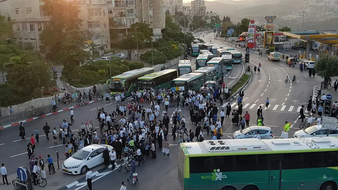 הנכים ובני משפחותיהם חסמו את הכניסה והיציאה מהעיר ירושלים במחאה על אי היענות ראש הממשלה בנימין נתניהו ושר האוצר משה כחלון להגדיל את קצבאותיהם 8 במאי 2017 הנכים ובני משפחותיהם חסמו את הכניסה והיציאה מהעיר ירושלים במחאה על אי היענות ראש הממשלה בנימין נתניהו ושר האוצר משה כחלון להגדיל את קצבאותיהם 8 במאי 2017