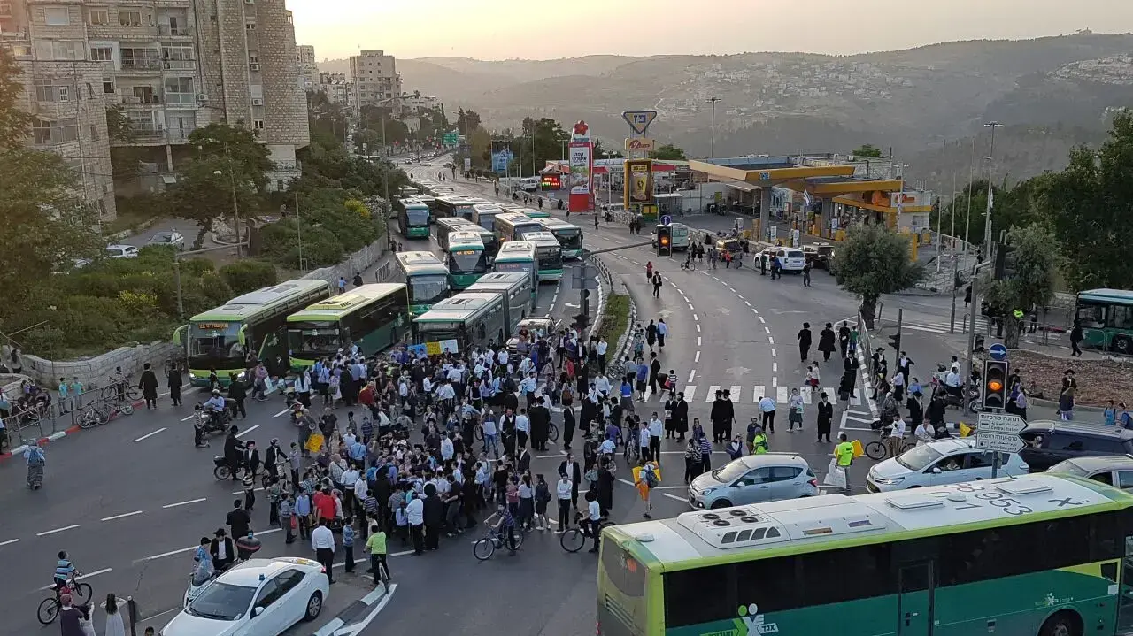 הנכים ובני משפחותיהם חסמו את הכניסה והיציאה מהעיר ירושלים במחאה על אי היענות ראש הממשלה בנימין נתניהו ושר האוצר משה כחלון להגדיל את קצבאותיהם 8 במאי 2017 הנכים ובני משפחותיהם חסמו את הכניסה והיציאה מהעיר ירושלים במחאה על אי היענות ראש הממשלה בנימין נתניהו ושר האוצר משה כחלון להגדיל את קצבאותיהם 8 במאי 2017