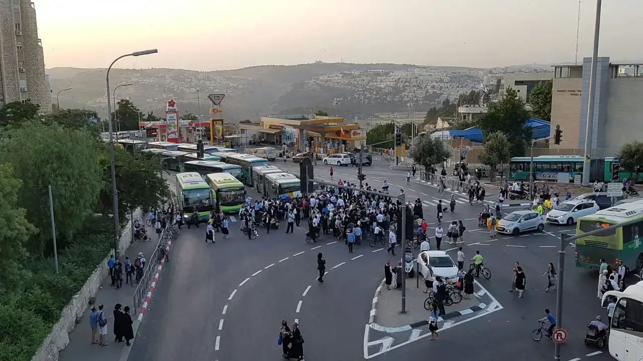 הנכים ובני משפחותיהם חסמו את הכניסה והיציאה מהעיר ירושלים במחאה על אי היענות ראש הממשלה בנימין נתניהו ושר האוצר משה כחלון להגדיל את קצבאותיהם 8 במאי 2017 הנכים ובני משפחותיהם חסמו את הכניסה והיציאה מהעיר ירושלים במחאה על אי היענות ראש הממשלה בנימין נתניהו ושר האוצר משה כחלון להגדיל את קצבאותיהם 8 במאי 2017