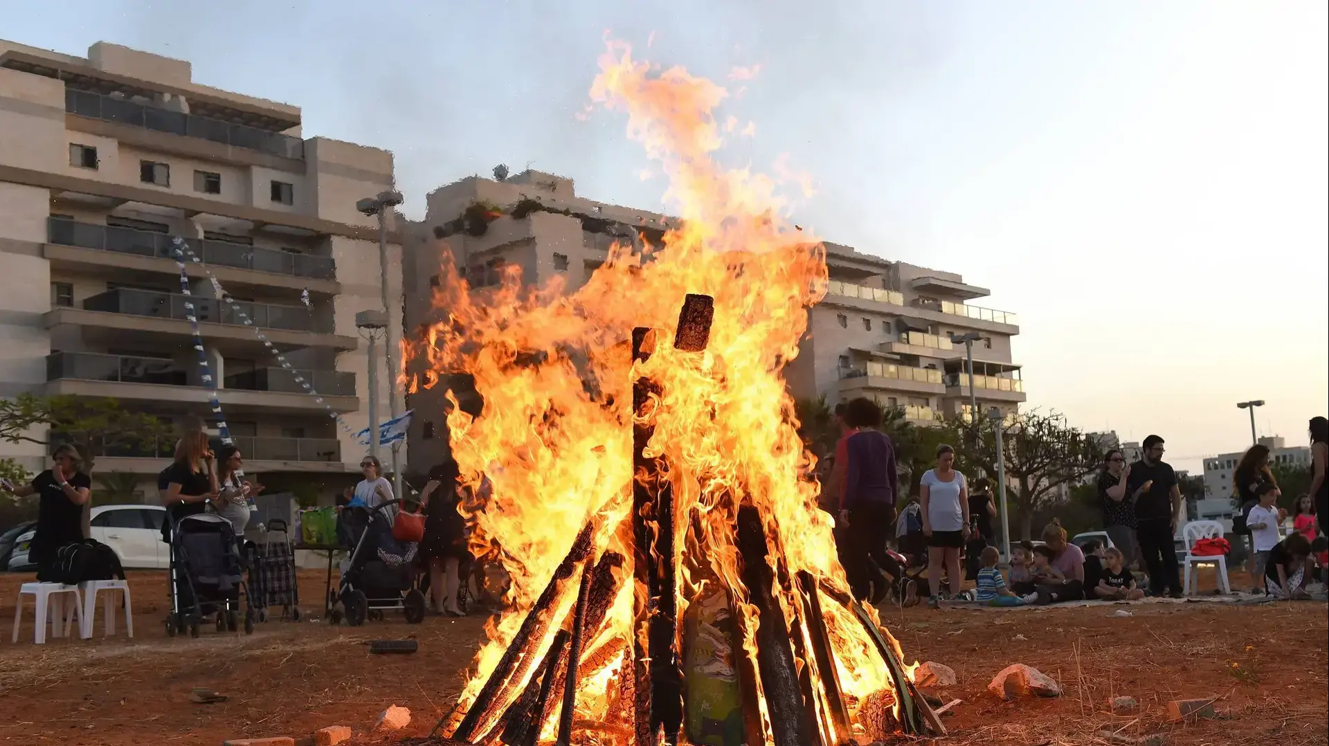 מדורות ראשונות של ל"ג בעומר בפתח תקווה תקווה לפני שהתקבלה החלטת ממשלה בעניין 8 במאי 2017 מדורות ראשונות של ל"ג בעומר בפתח תקווה תקווה לפני שהתקבלה החלטת ממשלה בעניין 8 במאי 2017