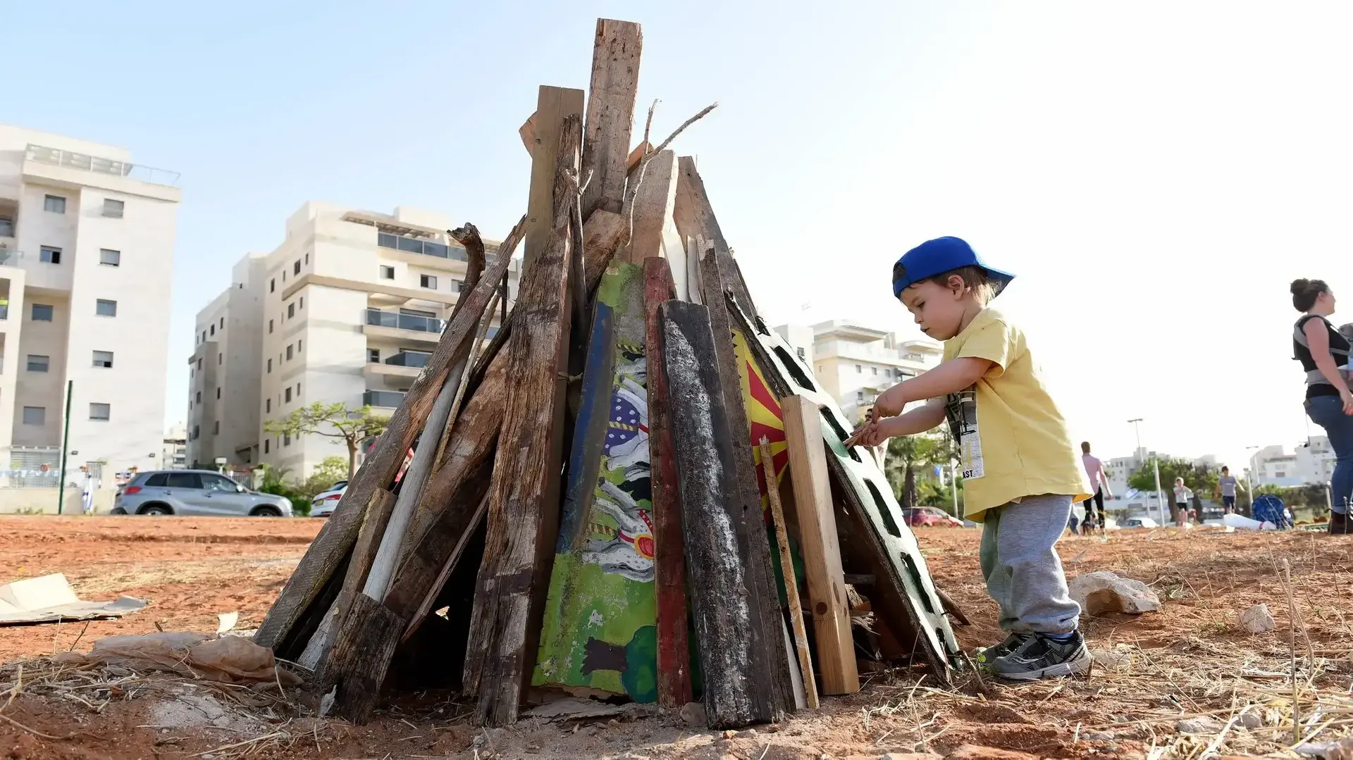מדורות ראשונות של ל"ג בעומר בפתח תקווה תקווה לפני שהתקבלה החלטת ממשלה בעניין 8 במאי 2017 מדורות ראשונות של ל"ג בעומר בפתח תקווה תקווה לפני שהתקבלה החלטת ממשלה בעניין 8 במאי 2017