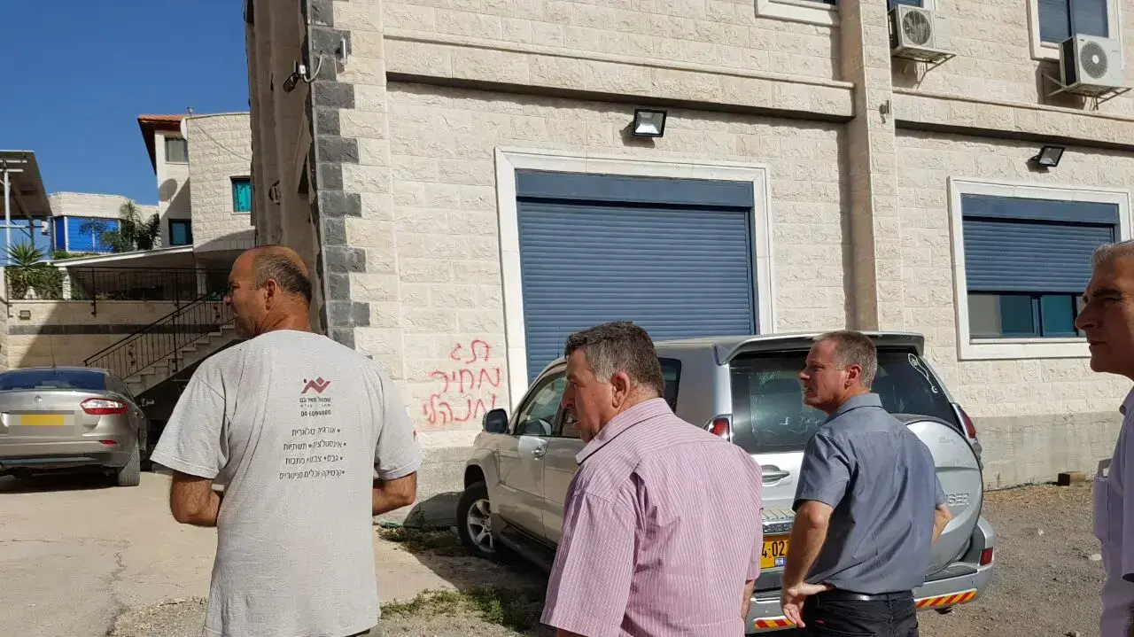 תג מחיר בכפר נאעורה 2 כתובות שרוססו על קירות בתים 9 במאי 2017 תג מחיר בכפר נאעורה 2 כתובות שרוססו על קירות בתים 9 במאי 2017