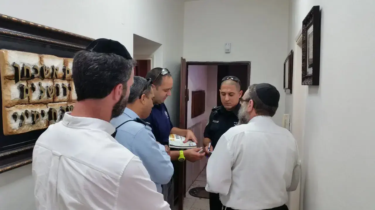 בעקבות פגיעה הלילה בדלת ביתו של ח"כ משה גפני, הוגשה תלונה במשטרה 9 במאי 2017 בעקבות פגיעה הלילה בדלת ביתו של ח"כ משה גפני, הוגשה תלונה במשטרה 9 במאי 2017