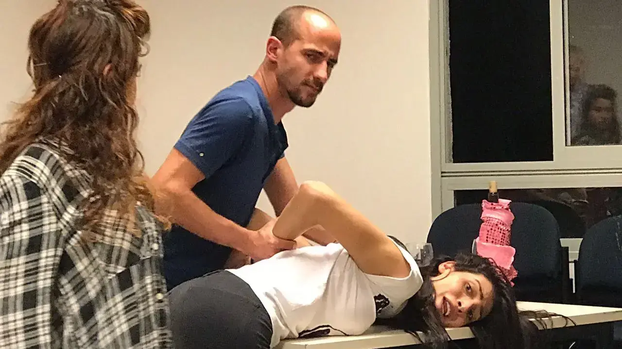 תאלין אבו חנא בחזרות להצגה "לזאת יקרא אישה" המבוססת על סיפור חייה של אפרת טילמה תאלין אבו חנא בחזרות להצגה "לזאת יקרא אישה" המבוססת על סיפור חייה של אפרת טילמה