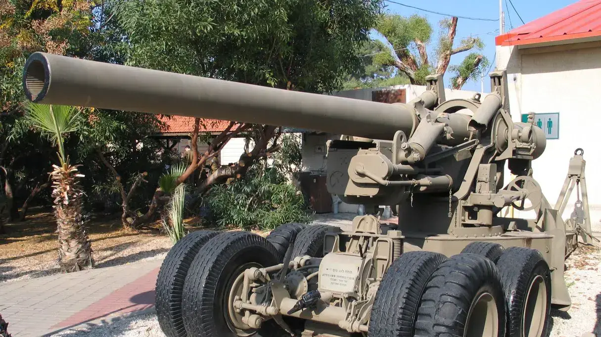 תותח ירדני "לונג טום" 155 מ"מ מהסוג ששימש בהפגזת תל אביב תותח ירדני "לונג טום" 155 מ"מ מהסוג ששימש בהפגזת תל אביב