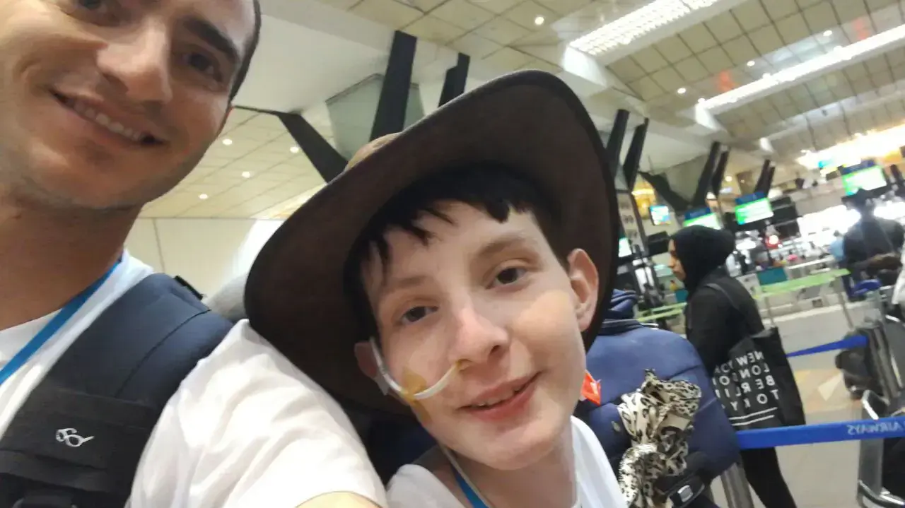 רענן גיגי, נער בן 16 חולה קשה מאד מהמחלקה האונקולוגית. רענן גיגי, נער בן 16 חולה קשה מאד מהמחלקה האונקולוגית.