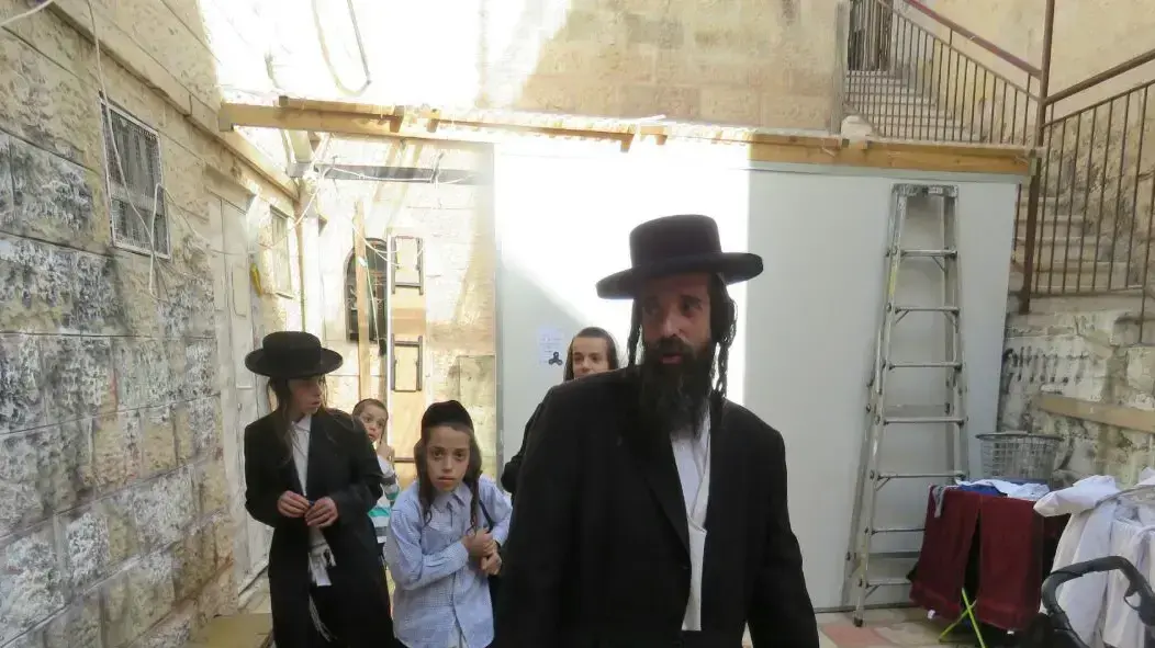 יואליש קרויס חבר העדה החרדית בדרכו למאסר בכלא מעשיהו בגין העלמת מס