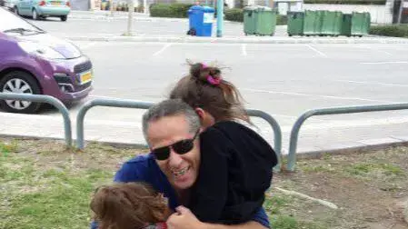 דוד בוקובזה עם בנותיו דוד בוקובזה עם בנותיו