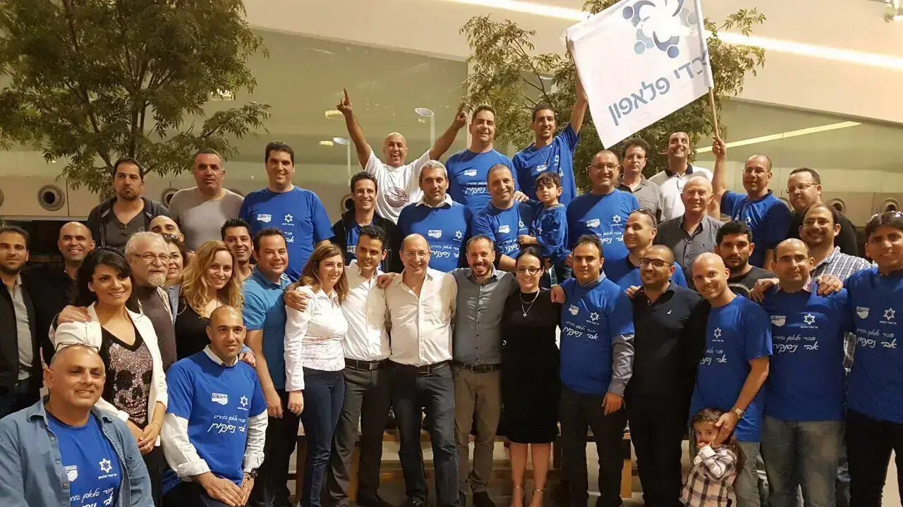 אבי ניסנקורן עם ברק לוי מפלאפון ועובדי החברה אבי ניסנקורן עם ברק לוי מפלאפון ועובדי החברה