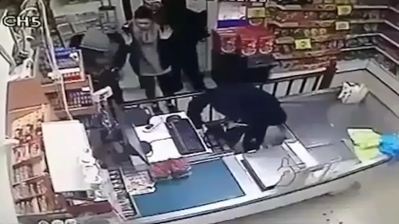 רעולי פנים תקפו מוכרת בשוקר חשמלי ושדדו מאות שקלים רעולי פנים תקפו מוכרת בשוקר חשמלי ושדדו מאות שקלים