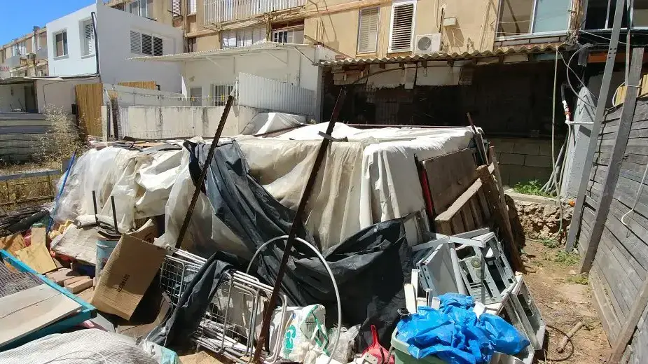 המבנה שבו לפי החשד הוחזק בן ה14 בחדרה בתנאי הזנחה חמורה 11 במאי 2017 המבנה שבו לפי החשד הוחזק בן ה14 בחדרה בתנאי הזנחה חמורה 11 במאי 2017