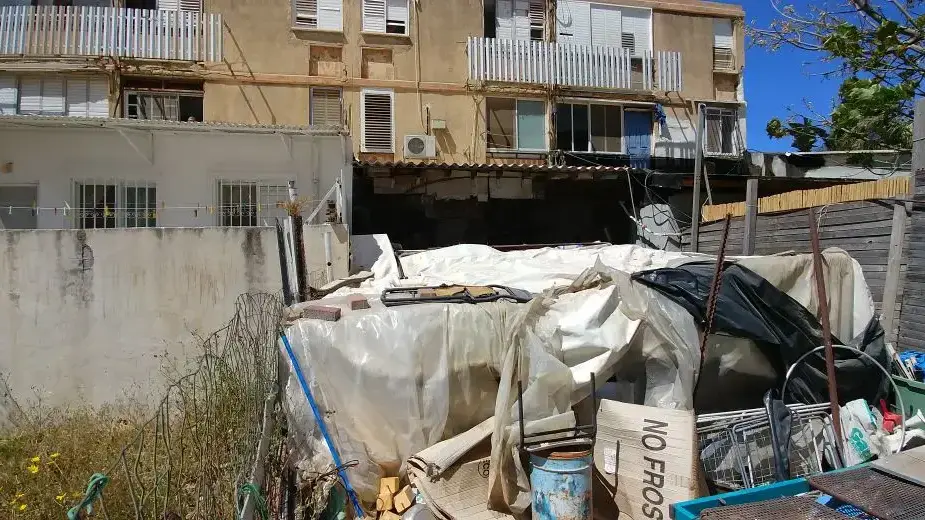 המבנה שבו לפי החשד הוחזק בן ה14 בחדרה בתנאי הזנחה חמורה 11 במאי 2017 המבנה שבו לפי החשד הוחזק בן ה14 בחדרה בתנאי הזנחה חמורה 11 במאי 2017