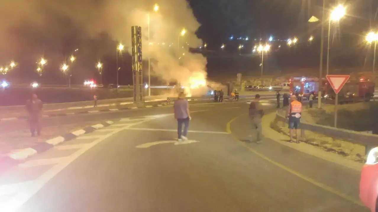 משאית נשרפת על כביש חמש בסמוך למחלף ברקן, 11 במאי 2017 משאית נשרפת על כביש חמש בסמוך למחלף ברקן, 11 במאי 2017