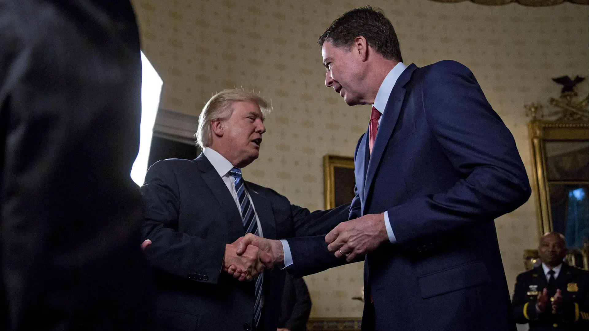 נשיא ארצות הברית דונלד טראמפ וראש ה-FBI לשעבר ג'יימס קומי, ינואר 2017
