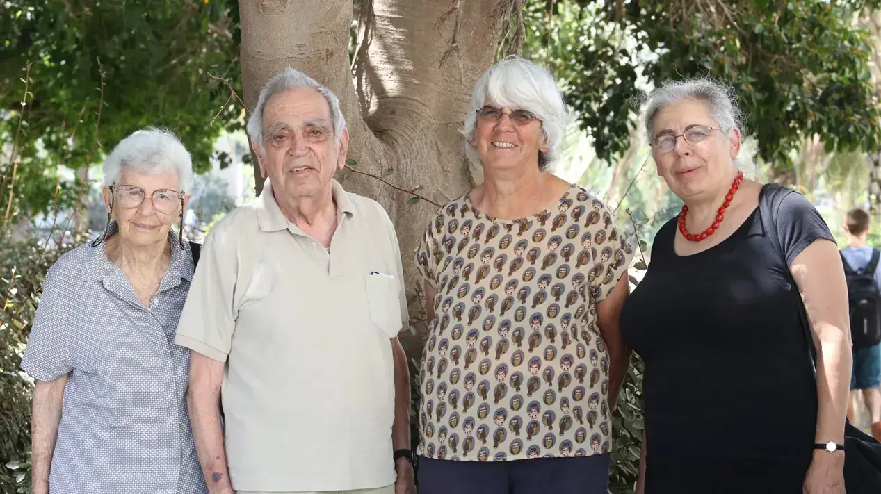 פרופ' אמוץ זהבי, ממייסדי החברה להגנת הטבע, עם אשתו ושתי בנותיהם, 13 במאי 2017 פרופ' אמוץ זהבי, ממייסדי החברה להגנת הטבע, עם אשתו ושתי בנותיהם, 13 במאי 2017