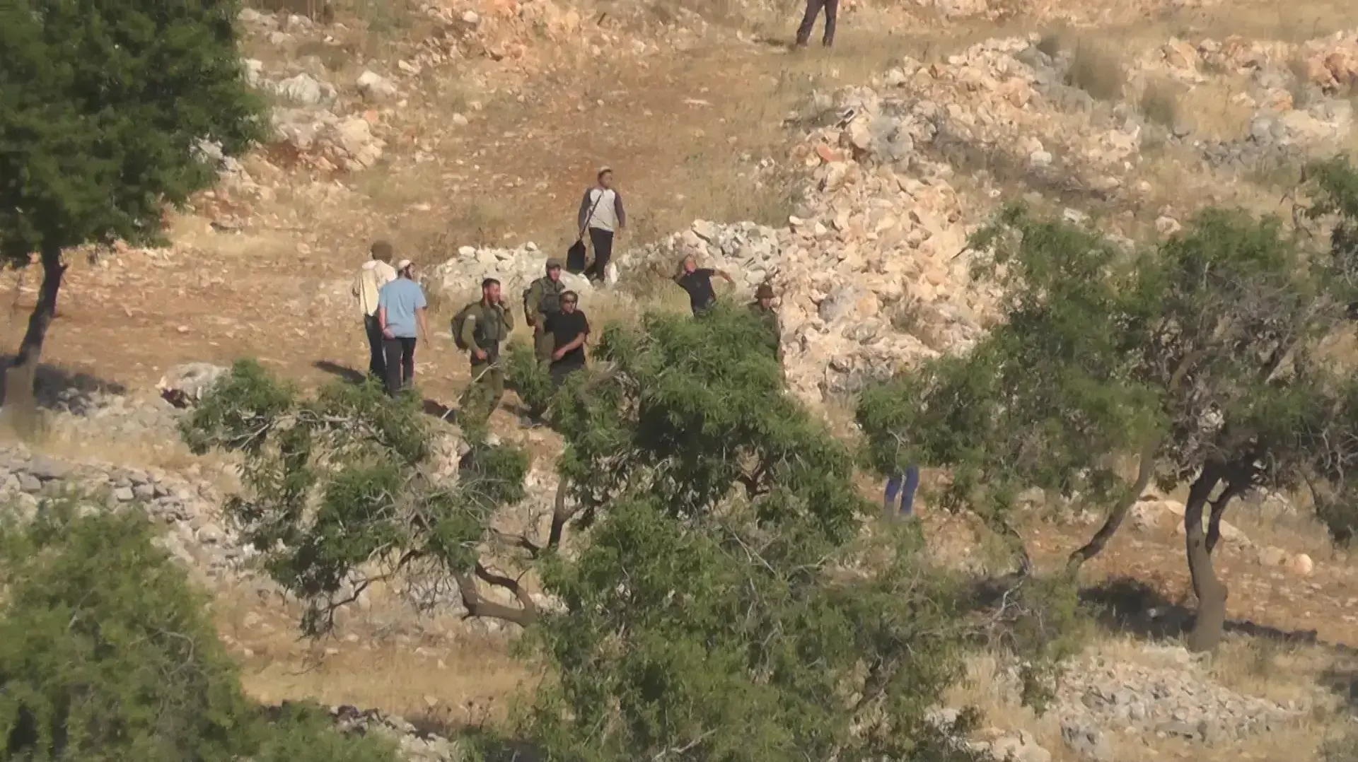 מתנחלים יידו אבנים לעבר פלסטינים בכפר בירון שבאזור יצהר מתנחלים יידו אבנים לעבר פלסטינים בכפר בירון שבאזור יצהר