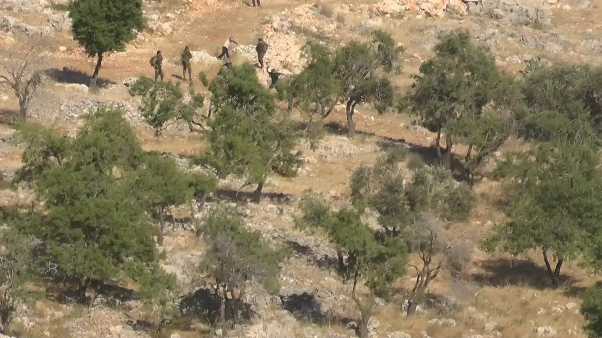 מתנחלים יידו אבנים לעבר פלסטינים בכפר בירון שבאזור יצהר מתנחלים יידו אבנים לעבר פלסטינים בכפר בירון שבאזור יצהר