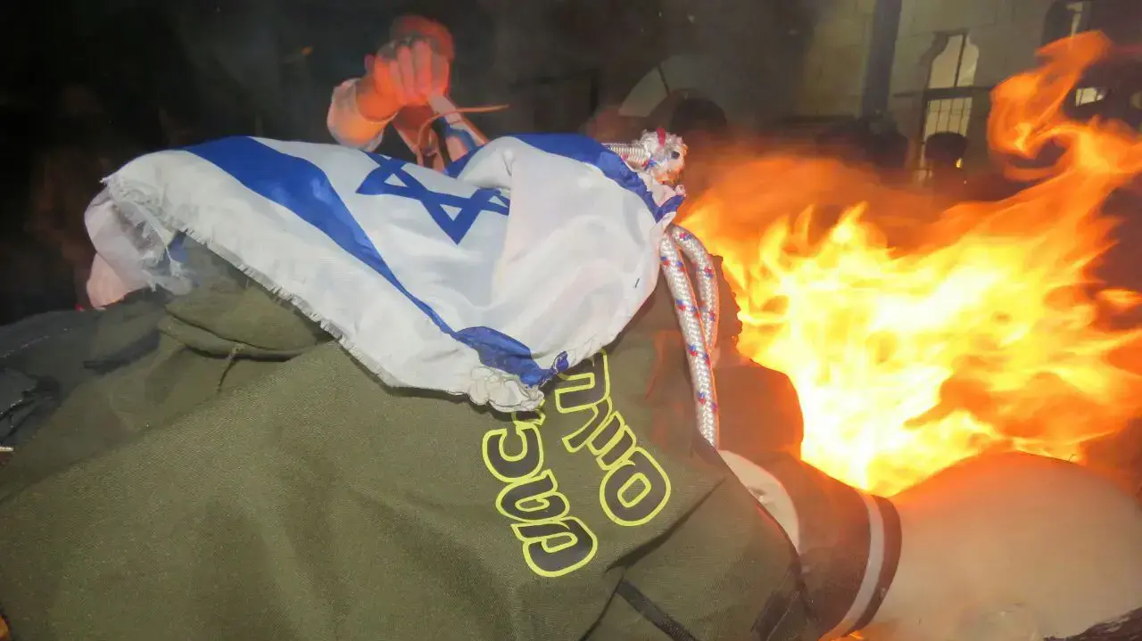 בובת חייל חרדי נשרפת במדורה בשכונת מאה שערים בירושלים, ל"ג בעומר, מאי 2017 בובת חייל חרדי נשרפת במדורה בשכונת מאה שערים בירושלים, ל"ג בעומר, מאי 2017