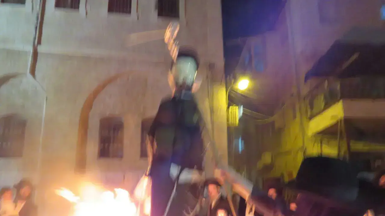 בובת חייל חרדי נשרפת במדורה בשכונת מאה שערים בירושלים, ל"ג בעומר, מאי 2017 בובת חייל חרדי נשרפת במדורה בשכונת מאה שערים בירושלים, ל"ג בעומר, מאי 2017