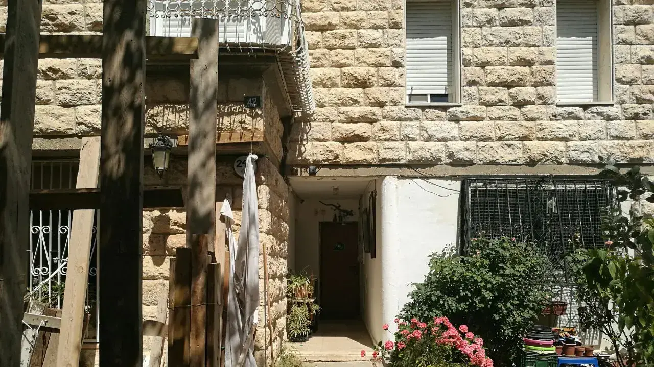 שטח המריבה רצח השכנים: הכניסה לדירת החשודים והנרצח ומימין שטח המריבה רצח השכנים: הכניסה לדירת החשודים והנרצח ומימין