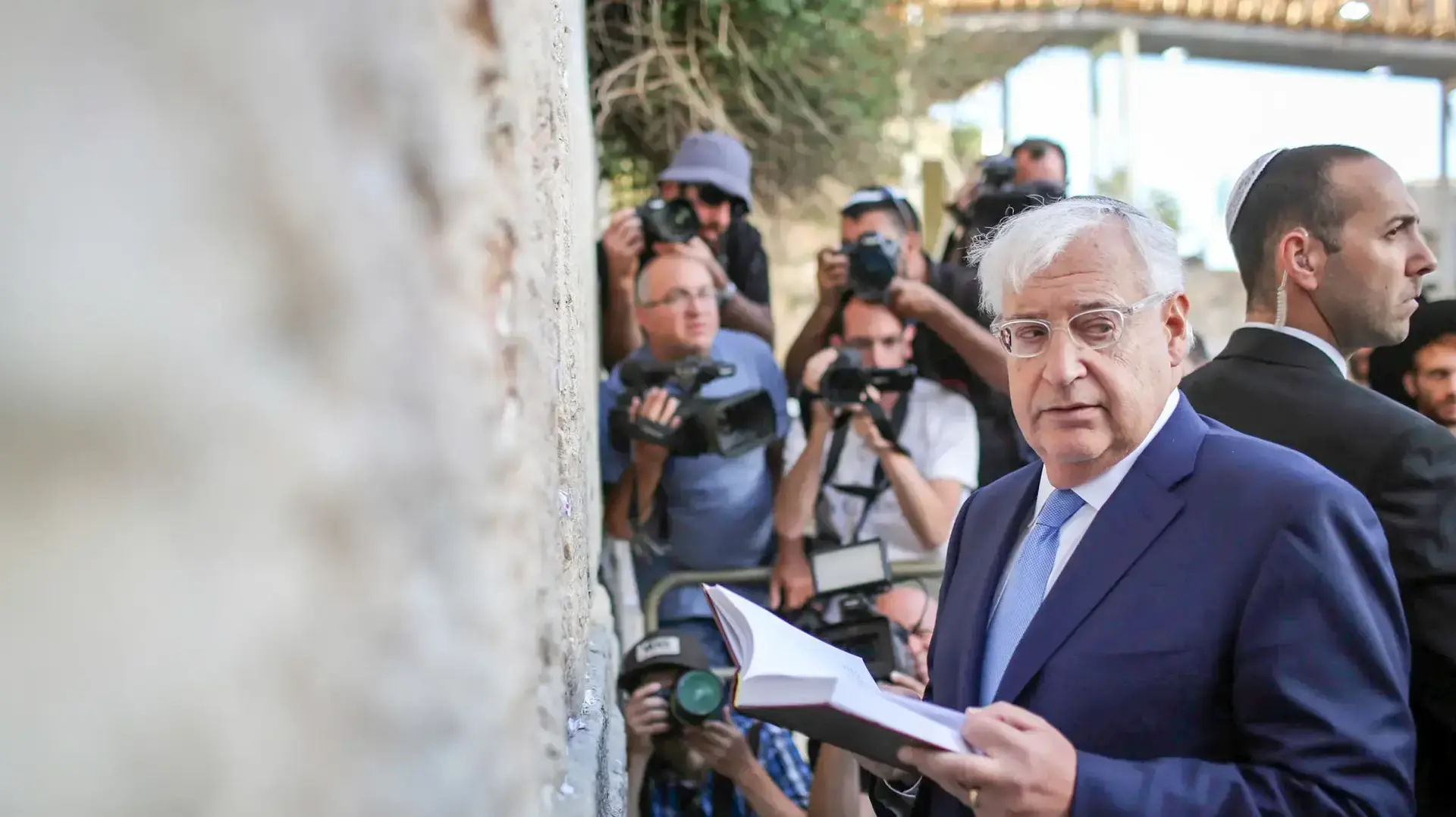 פרידמן שנחת לפני שעות בודדות, פתח את ביקורו בישראל בתפילה בכותל המערבי   15 במאי 2017