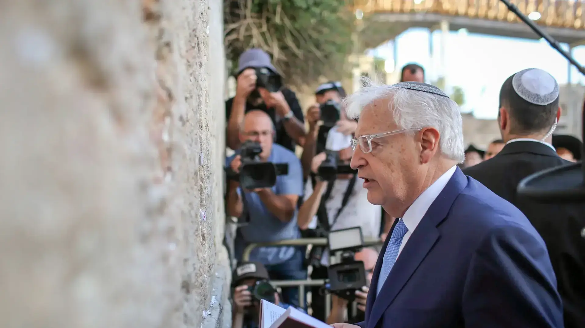 פרידמן שנחת לפני שעות בודדות, פתח את ביקורו בישראל בתפילה בכותל המערבי 15 במאי 2017 פרידמן שנחת לפני שעות בודדות, פתח את ביקורו בישראל בתפילה בכותל המערבי 15 במאי 2017