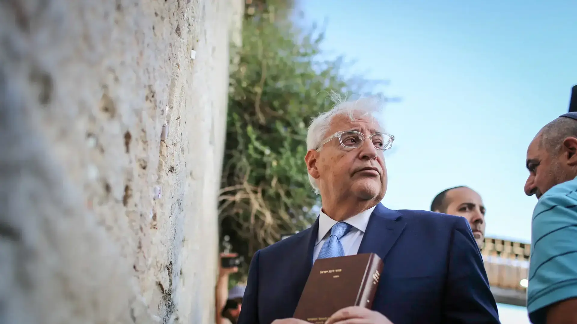 פרידמן שנחת לפני שעות בודדות, פתח את ביקורו בישראל בתפילה בכותל המערבי   15 במאי 2017