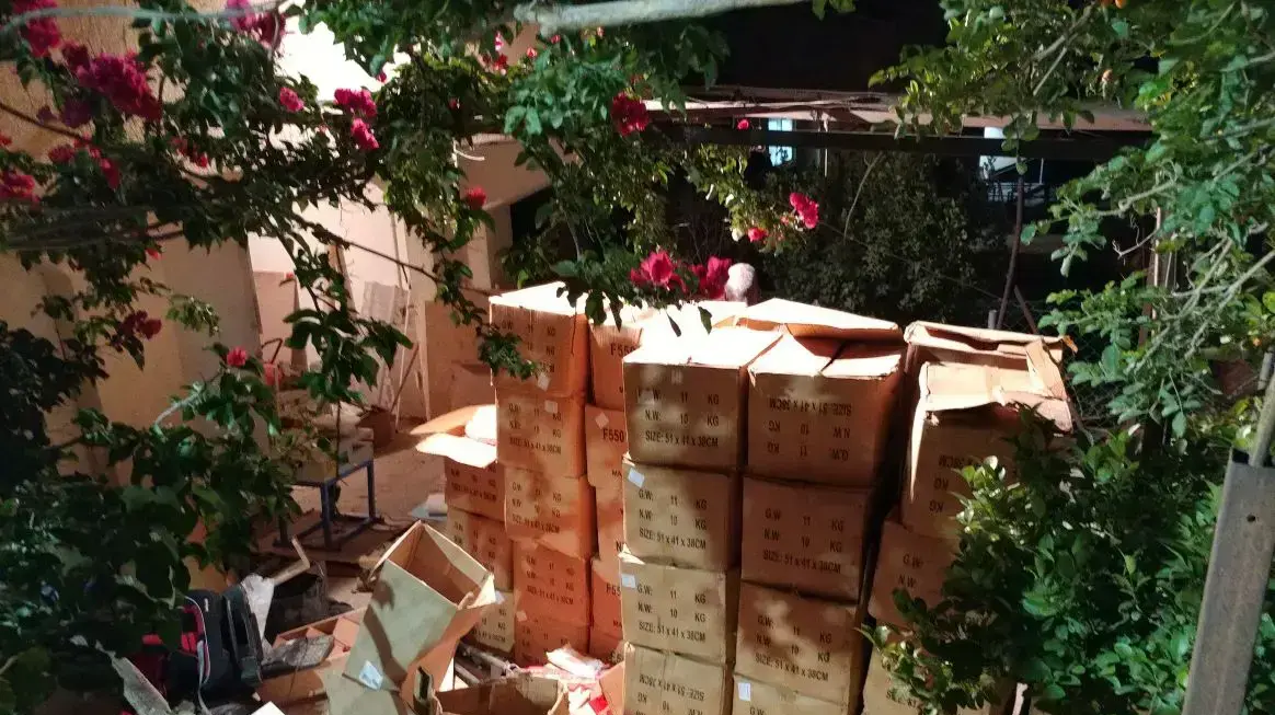 חומרי נפץ שנמצאו בבית האב החשוד בגרימת מוות ברשלנות בשריפה בערד. 16 במאי 2017 חומרי נפץ שנמצאו בבית האב החשוד בגרימת מוות ברשלנות בשריפה בערד. 16 במאי 2017