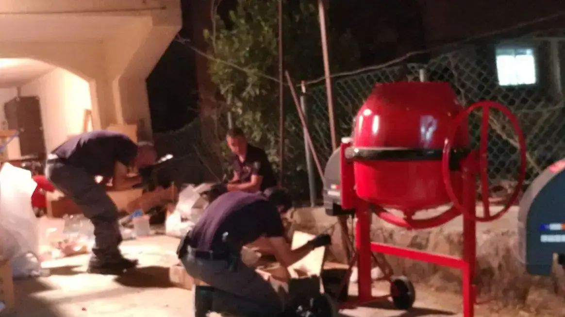 חומרי נפץ שנמצאו בבית האב החשוד בגרימת מוות ברשלנות בשריפה בערד. 16 במאי 2017 חומרי נפץ שנמצאו בבית האב החשוד בגרימת מוות ברשלנות בשריפה בערד. 16 במאי 2017