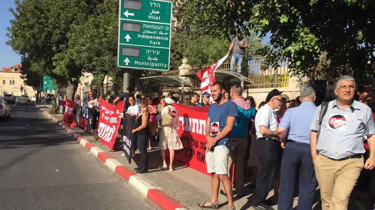 הפגנת הואים וילדים מהמחלקה ההמטואונקולוגית בהדסה מפגינים מחוץ לבית רוה"מ בדרישה לפטר את ליצמן 16 במאי 2017 הפגנת הואים וילדים מהמחלקה ההמטואונקולוגית בהדסה מפגינים מחוץ לבית רוה"מ בדרישה לפטר את ליצמן 16 במאי 2017