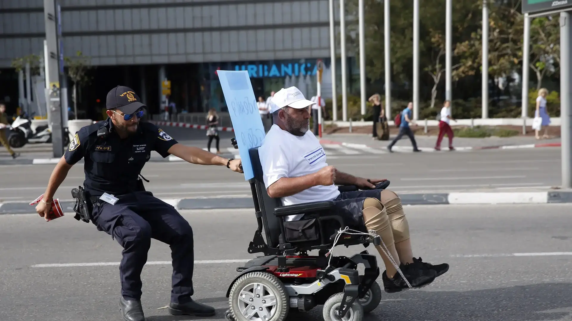 הפגנת אנשים בעלי נכות מול קריית הממשלה בתל אביב, 18 במאי 2017 הפגנת אנשים בעלי נכות מול קריית הממשלה בתל אביב, 18 במאי 2017