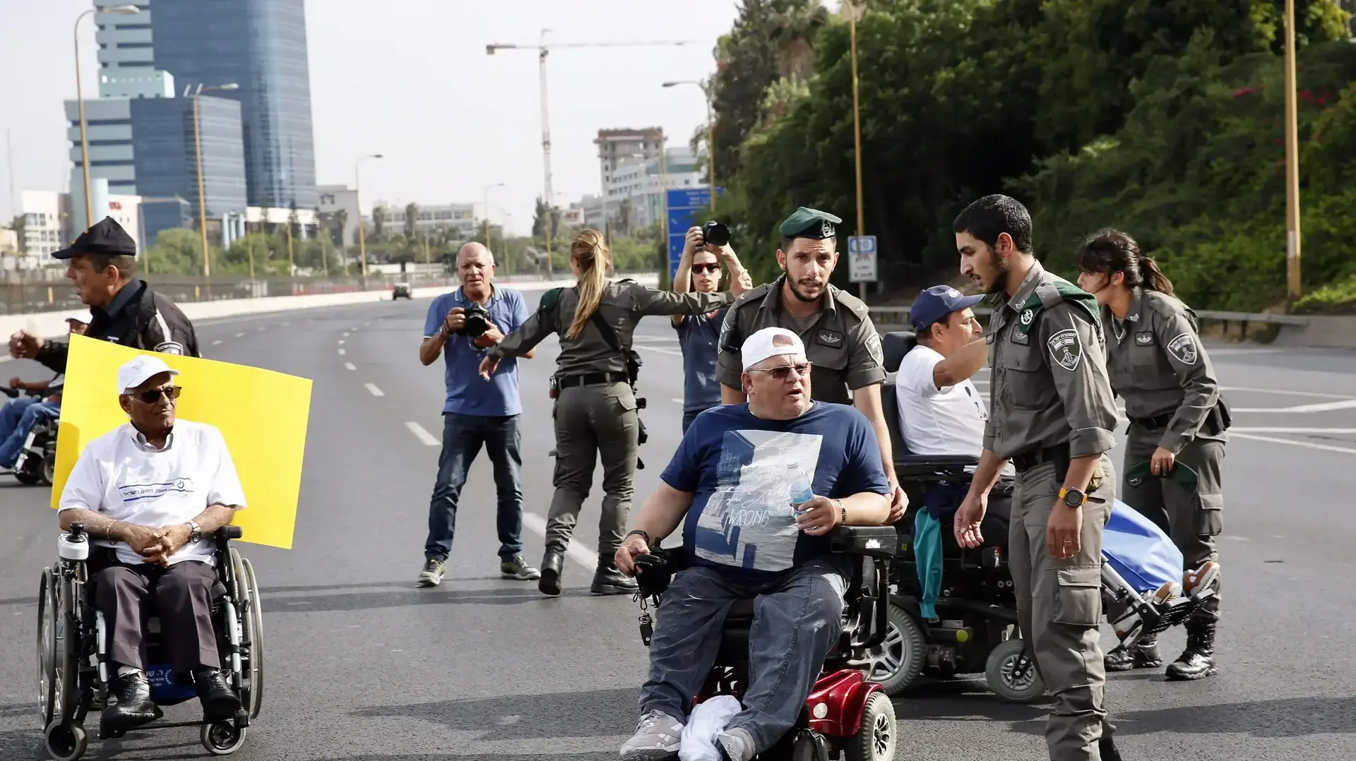 הפגנת אנשים בעלי נכות מול קריית הממשלה בתל אביב, 18 במאי 2017 הפגנת אנשים בעלי נכות מול קריית הממשלה בתל אביב, 18 במאי 2017