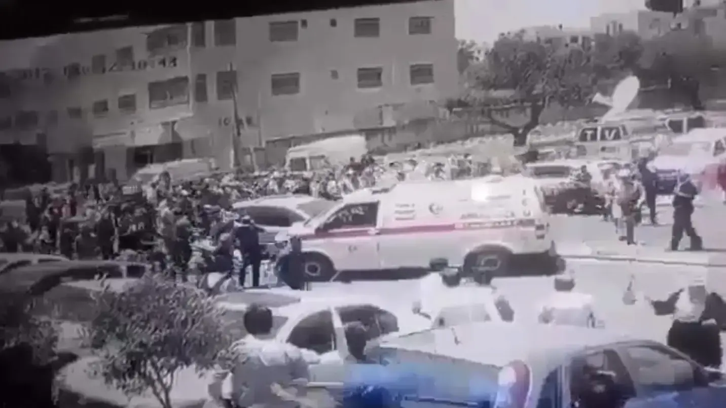 תיעוד אירוע בחווארה בו רכבו שלמתנחל יודה באבנים ובתגובה המתנחל ירה למוות באחד המיידים, 18 במאי 2017 תיעוד אירוע בחווארה בו רכבו שלמתנחל יודה באבנים ובתגובה המתנחל ירה למוות באחד המיידים, 18 במאי 2017