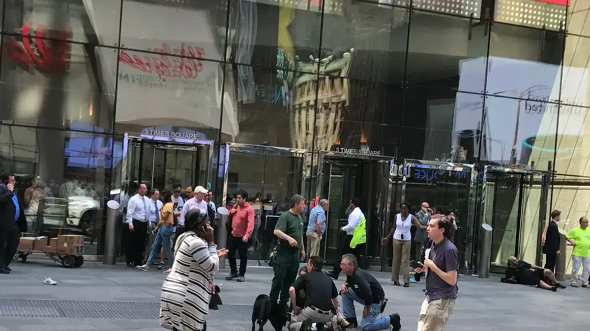 מכונית שדרסה הולכי רגל בטיימס סקוור בניו יורק, 18 במאי 2017 מכונית שדרסה הולכי רגל בטיימס סקוור בניו יורק, 18 במאי 2017