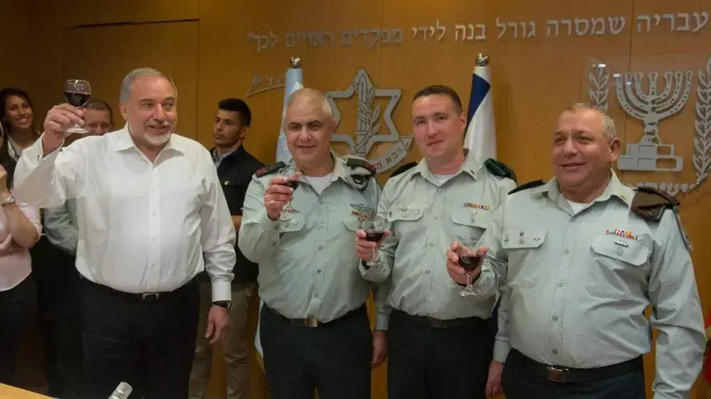 החלפת דובר צה"ל מוטי אלמוז בתא"ל רונן מנליס בקריה בתל אביב, 18 במאי 2017