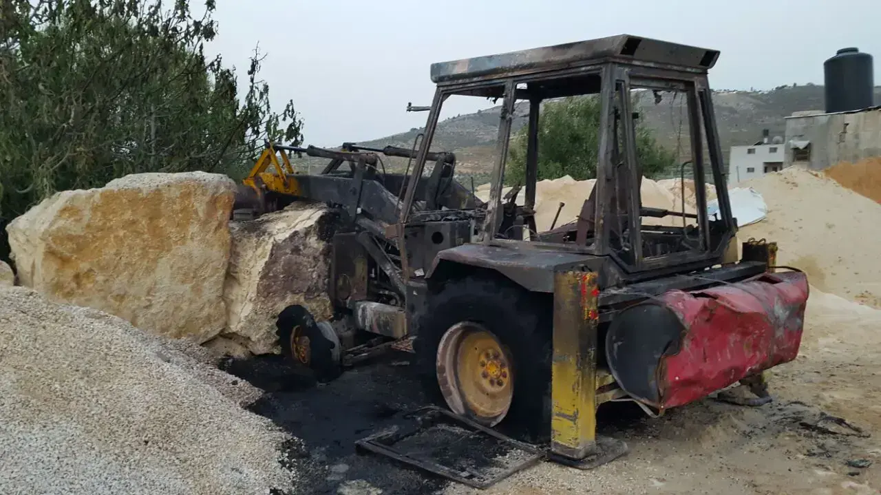 חשד לתג מחיר: טרקטור הוצת וכתובת "נקמה" רוססה בסמוך לו בכפר בורין שליד שכם, 19 במאי 2017 חשד לתג מחיר: טרקטור הוצת וכתובת "נקמה" רוססה בסמוך לו בכפר בורין שליד שכם, 19 במאי 2017
