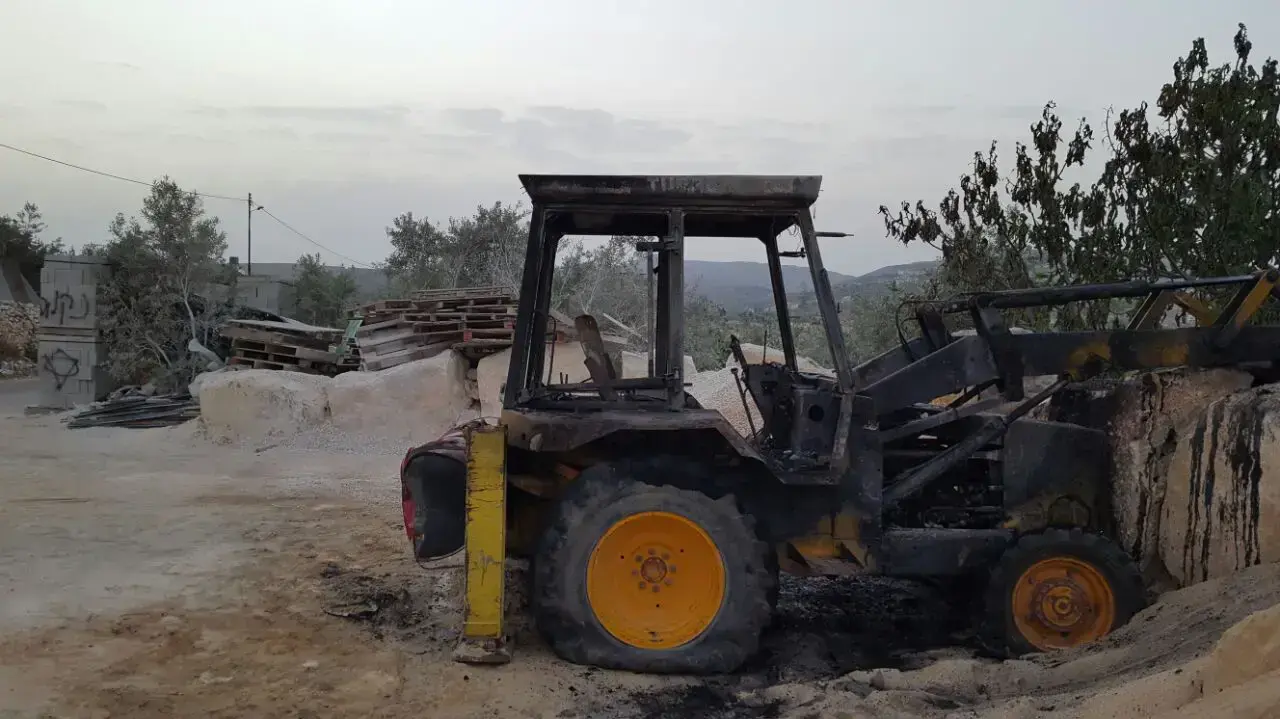 חשד לתג מחיר: טרקטור הוצת וכתובת "נקמה" רוססה בסמוך לו בכפר בורין שליד שכם, 19 במאי 2017 חשד לתג מחיר: טרקטור הוצת וכתובת "נקמה" רוססה בסמוך לו בכפר בורין שליד שכם, 19 במאי 2017