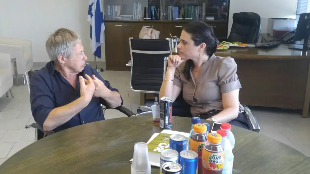 השרה איילת שקד במפגש עם מנהל תיכון גימנסיה הרצליה בתל אביב זאב דגני