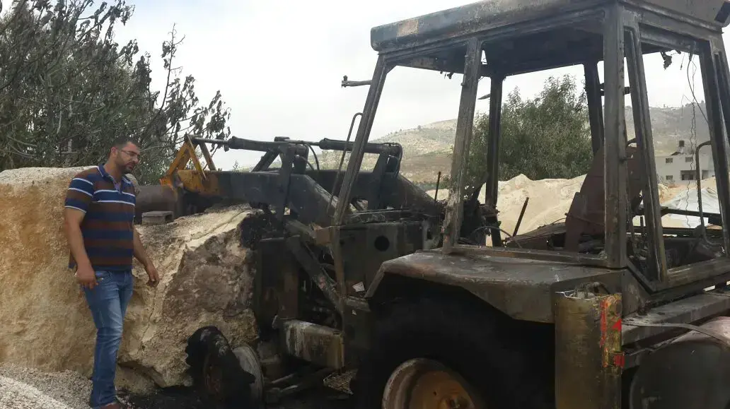 תושב בורין עבד אל סלאם, שהטרקטור שלו הוצת בפעולת "תג מחיר", 19 במאי 2017 תושב בורין עבד אל סלאם, שהטרקטור שלו הוצת בפעולת "תג מחיר", 19 במאי 2017