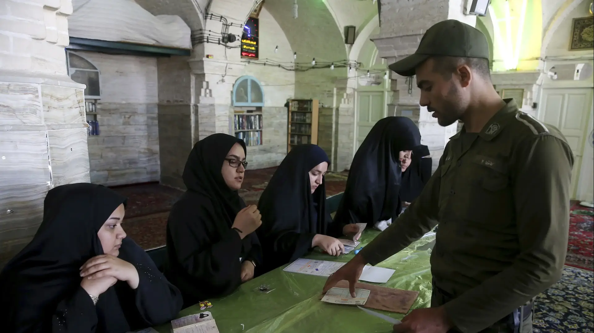 המועמד לנשיאות איברהים ראיסי מצביע בבחירות לנשיאות באיראן. 19 במאי 2017 המועמד לנשיאות איברהים ראיסי מצביע בבחירות לנשיאות באיראן. 19 במאי 2017
